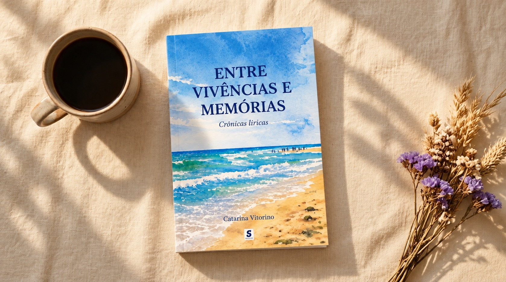 Mesa de escrita de Catarina Vitorino com café, flores secas e o livro