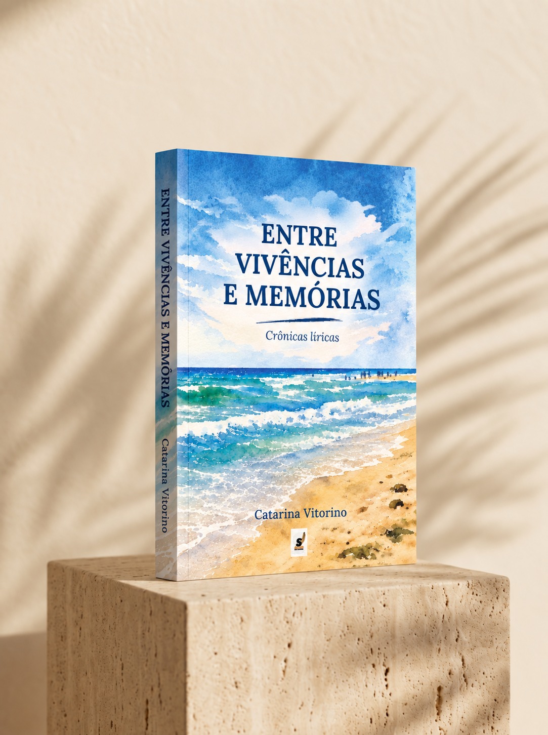 Livro Entre Vivências e Memórias em pedestal de travertino iluminado